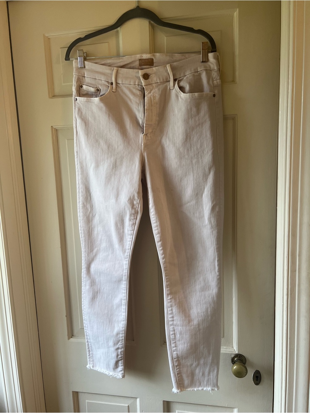 MOTHER Off-White/light pink Looker Dagger Ankle Fray Jeans